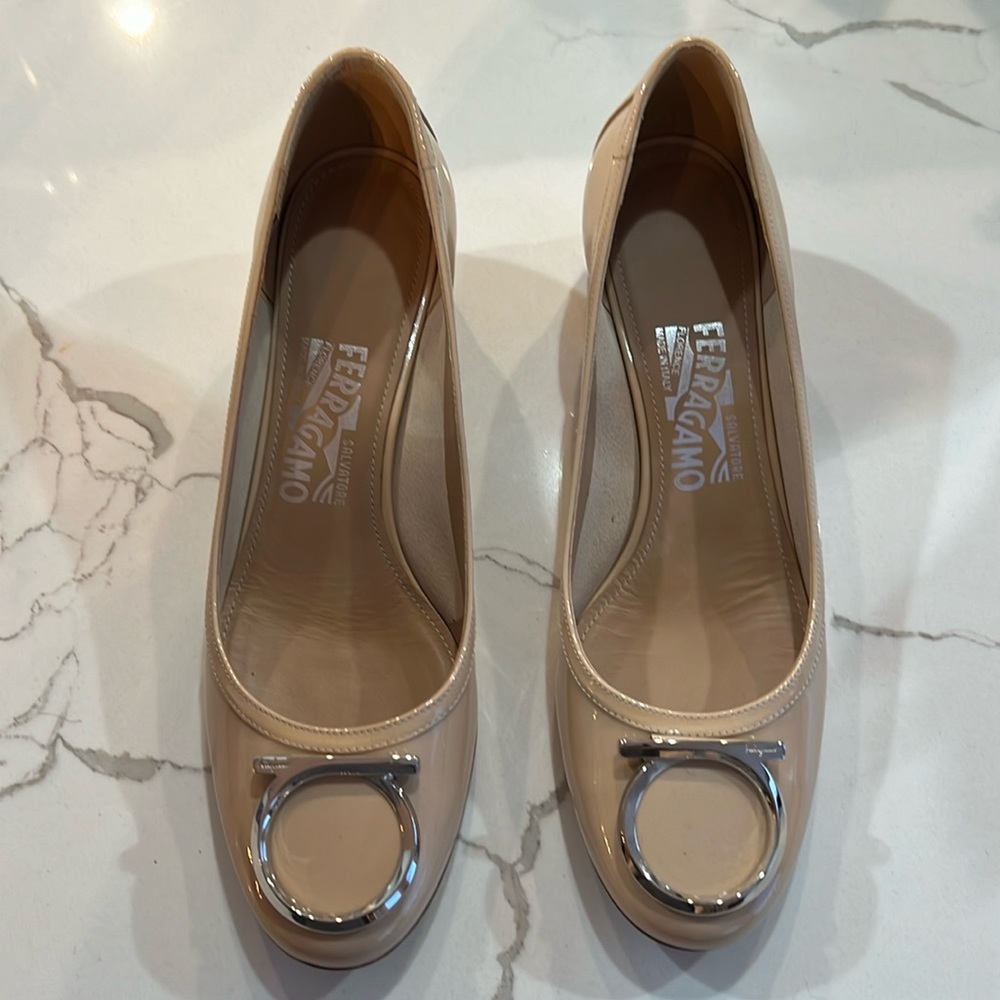 Salvatore Ferragamo Ena patent leather shoes Size 8.5B- color bisque nude
